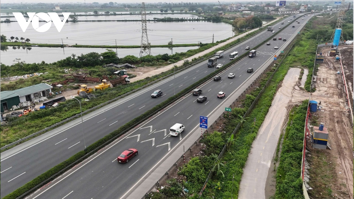 Duong pho ha noi thong thoang trong ngay dau nghi le gio to hung vuong hinh anh 3