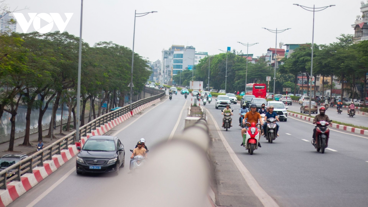 Duong pho ha noi thong thoang trong ngay dau nghi le gio to hung vuong hinh anh 6