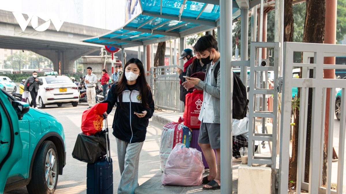 nguoi dan tro lai ha noi sau ky nghi gio to, nhieu cua ngo giao thong thuan loi hinh anh 11