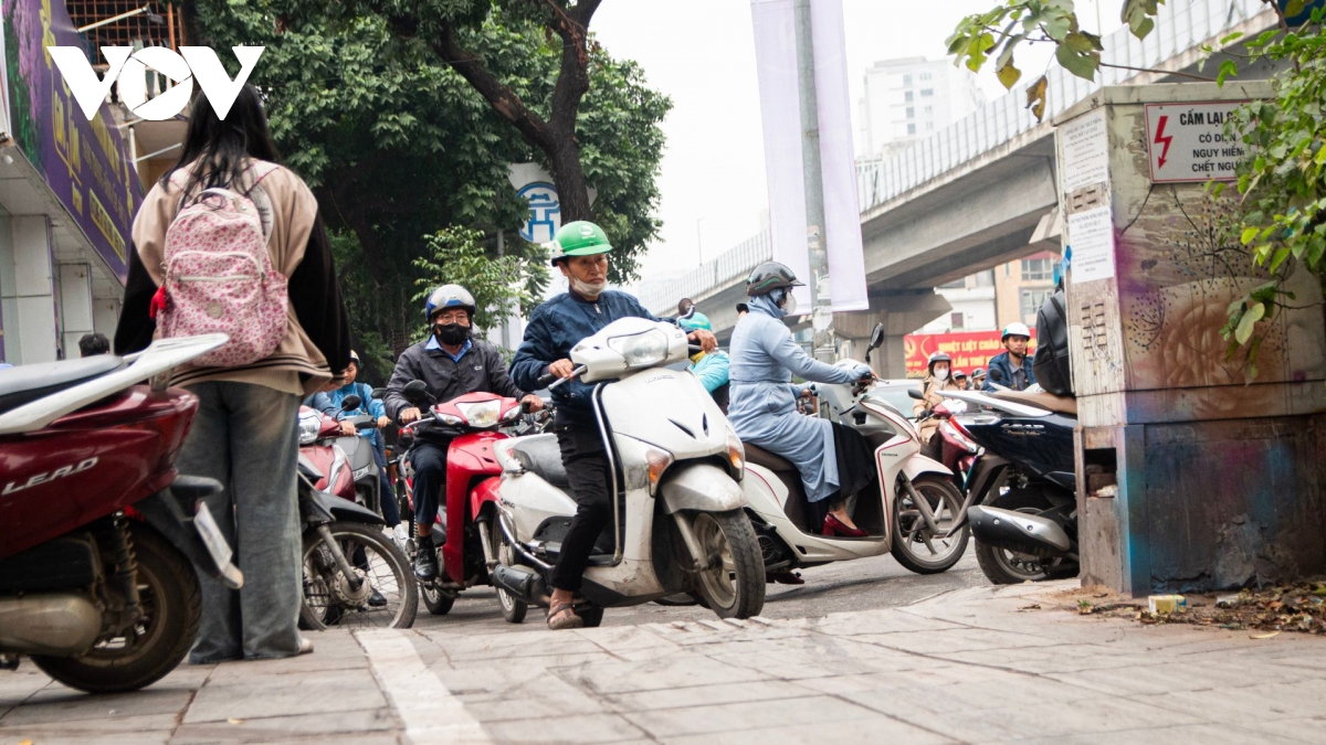 Duong pho ha noi de tho nhung tai dien leo via he sang ngay dau di lam sau le hinh anh 7