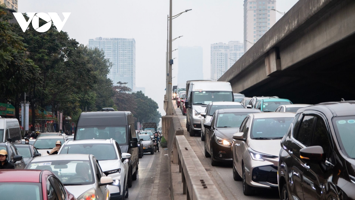 Duong pho ha noi de tho nhung tai dien leo via he sang ngay dau di lam sau le hinh anh 1