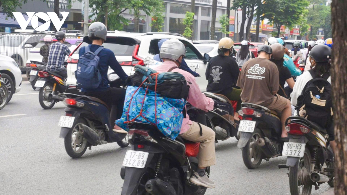 Duong pho ha noi thong thoang trong ngay dau nghi le gio to hung vuong hinh anh 9
