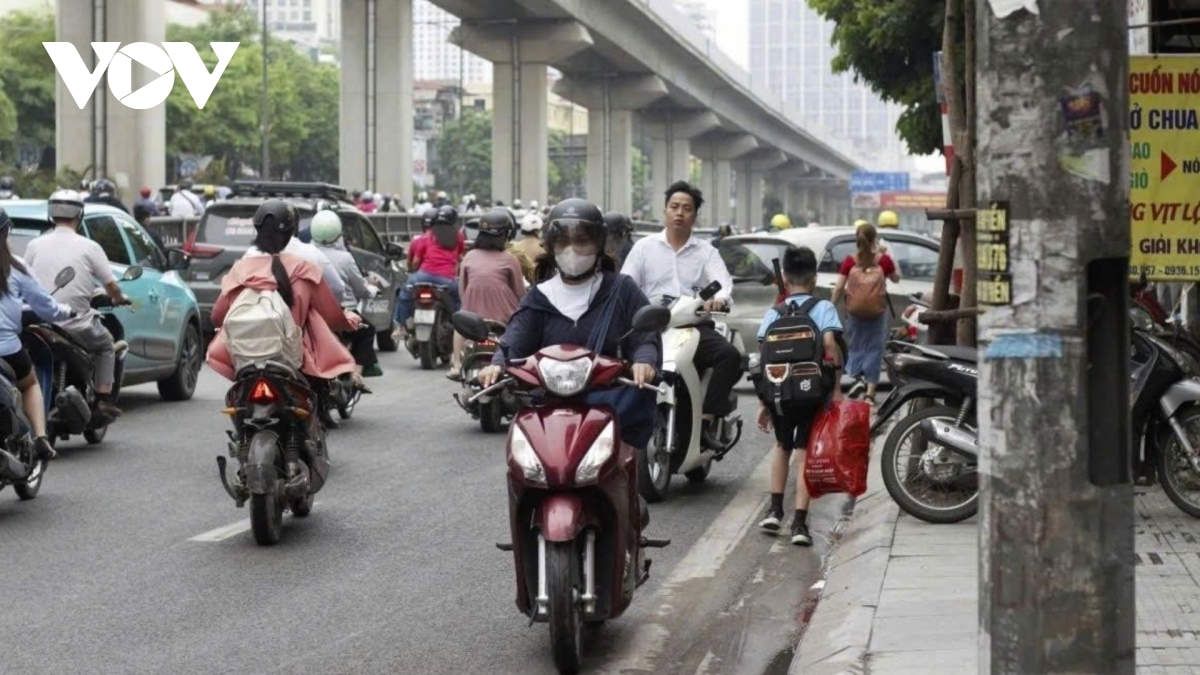 Duong pho ha noi de tho nhung tai dien leo via he sang ngay dau di lam sau le hinh anh 9