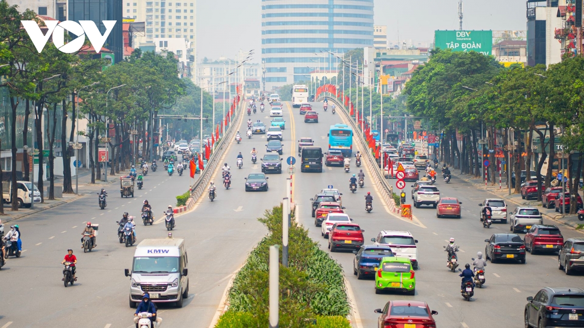 Duong pho ha noi thong thoang trong ngay dau nghi le gio to hung vuong hinh anh 11