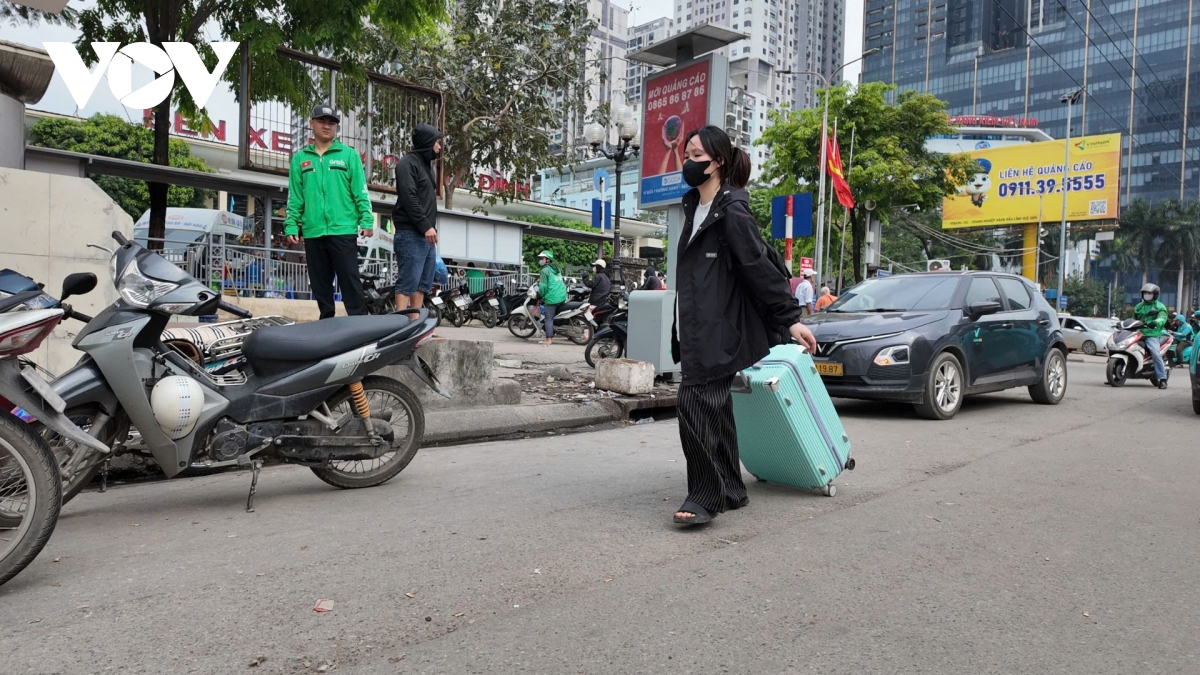 Duong pho ha noi thong thoang trong ngay dau nghi le gio to hung vuong hinh anh 8