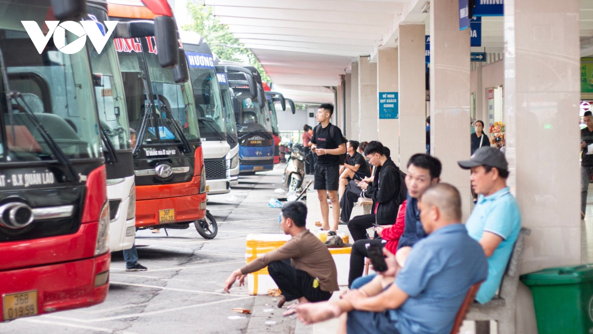 truoc ky nghi le gio to hung vuong giao thong cua ngo ha noi de tho hinh anh 9