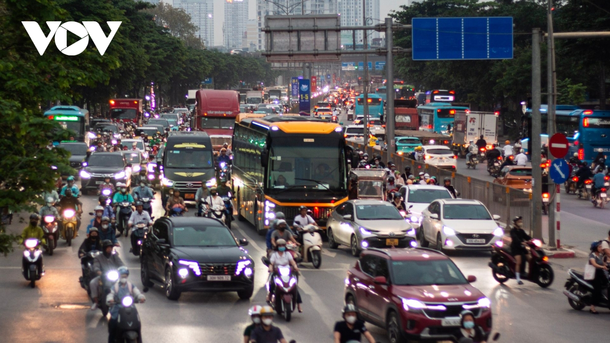 truoc ky nghi le gio to hung vuong giao thong cua ngo ha noi de tho hinh anh 1