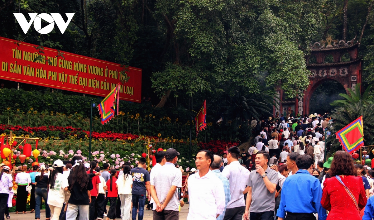 phu tho khang dinh vi the trung tam du lich van hoa - le hoi dip gio to hung vuong hinh anh 1