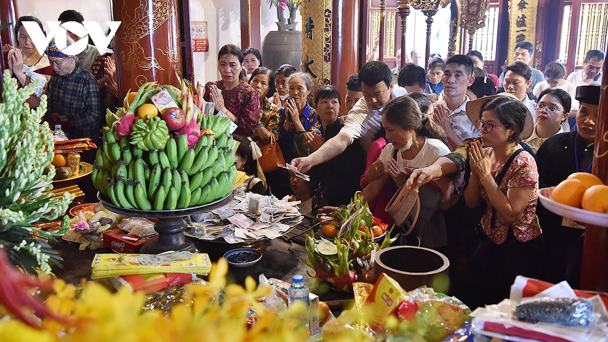 hang van nguoi dan thanh kinh dang huong trong ngay gio to hung vuong hinh anh 12