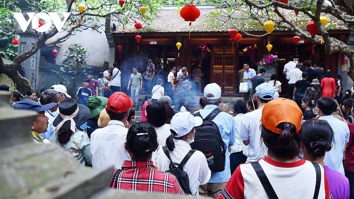 hang van nguoi dan thanh kinh dang huong trong ngay gio to hung vuong hinh anh 16