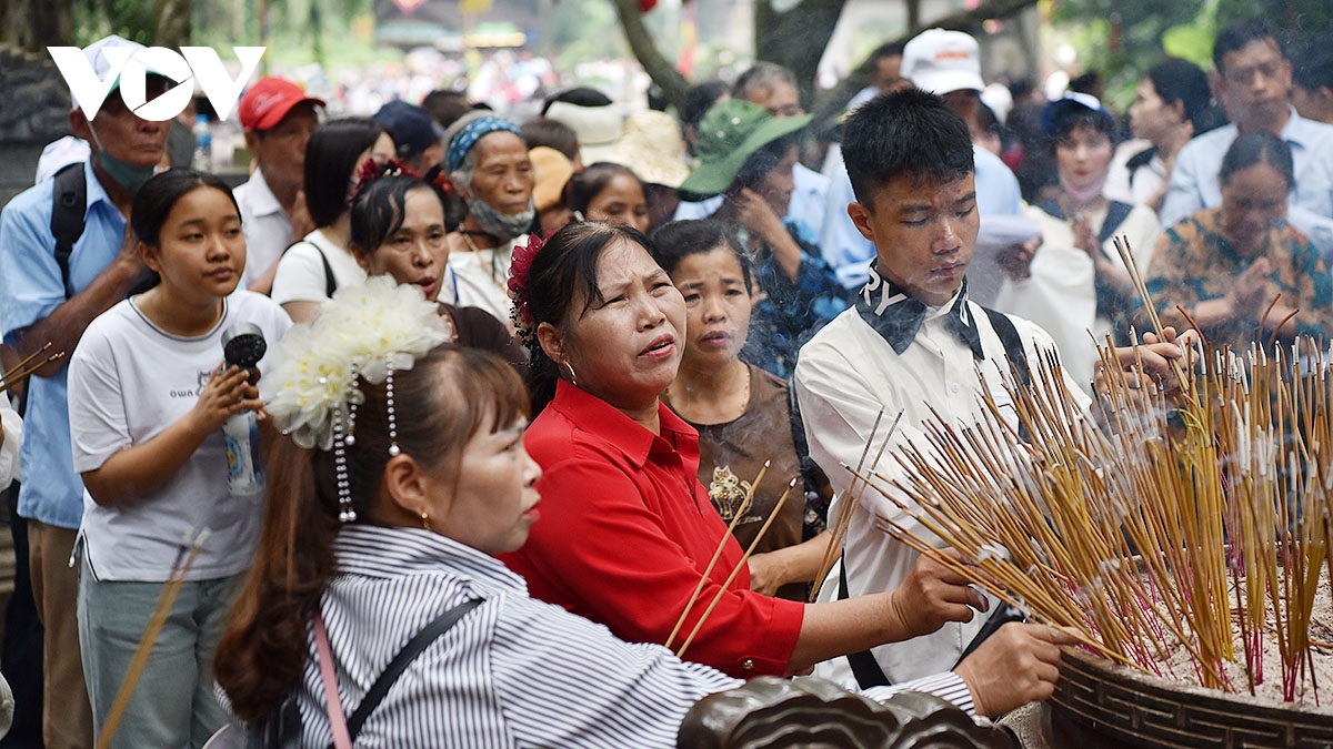 hang van nguoi dan thanh kinh dang huong trong ngay gio to hung vuong hinh anh 8