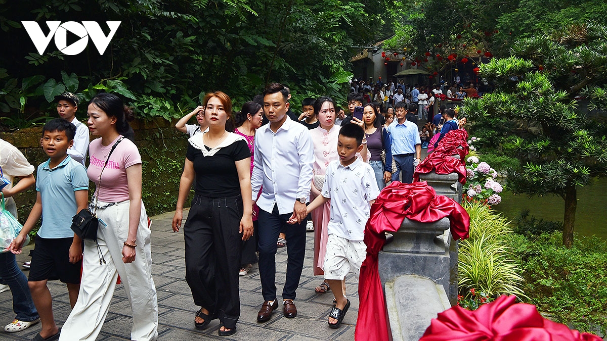 hang van nguoi dan thanh kinh dang huong trong ngay gio to hung vuong hinh anh 5