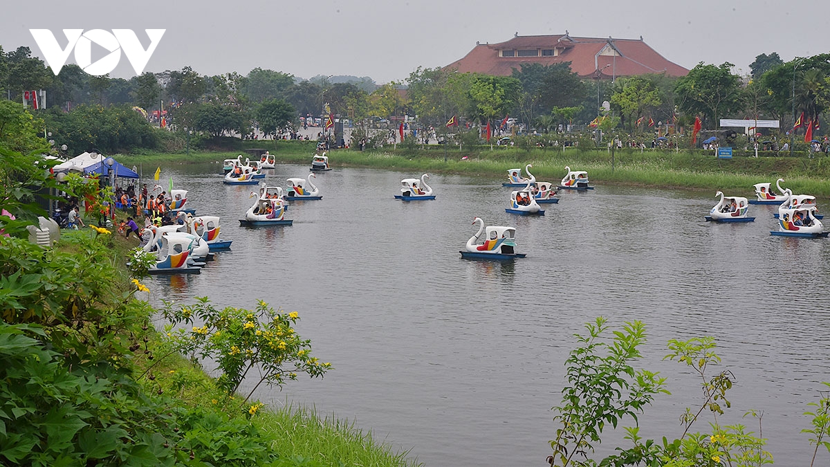 hang van nguoi dan thanh kinh dang huong trong ngay gio to hung vuong hinh anh 15