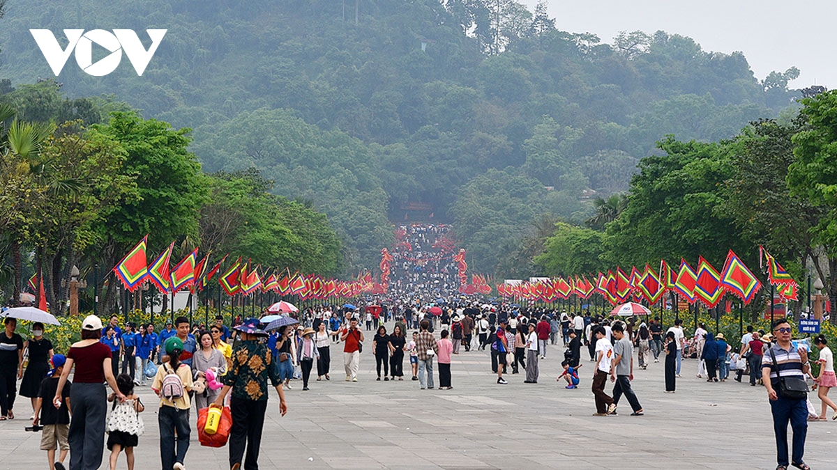 hang van nguoi dan thanh kinh dang huong trong ngay gio to hung vuong hinh anh 3