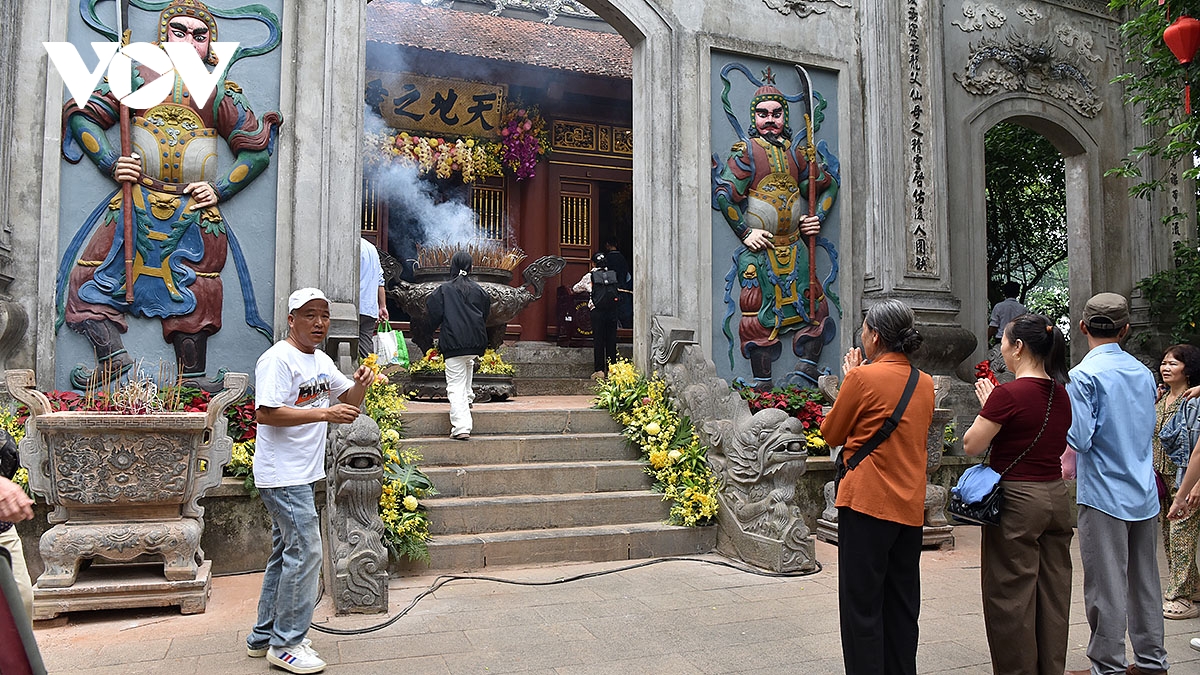 hang van nguoi dan thanh kinh dang huong trong ngay gio to hung vuong hinh anh 7