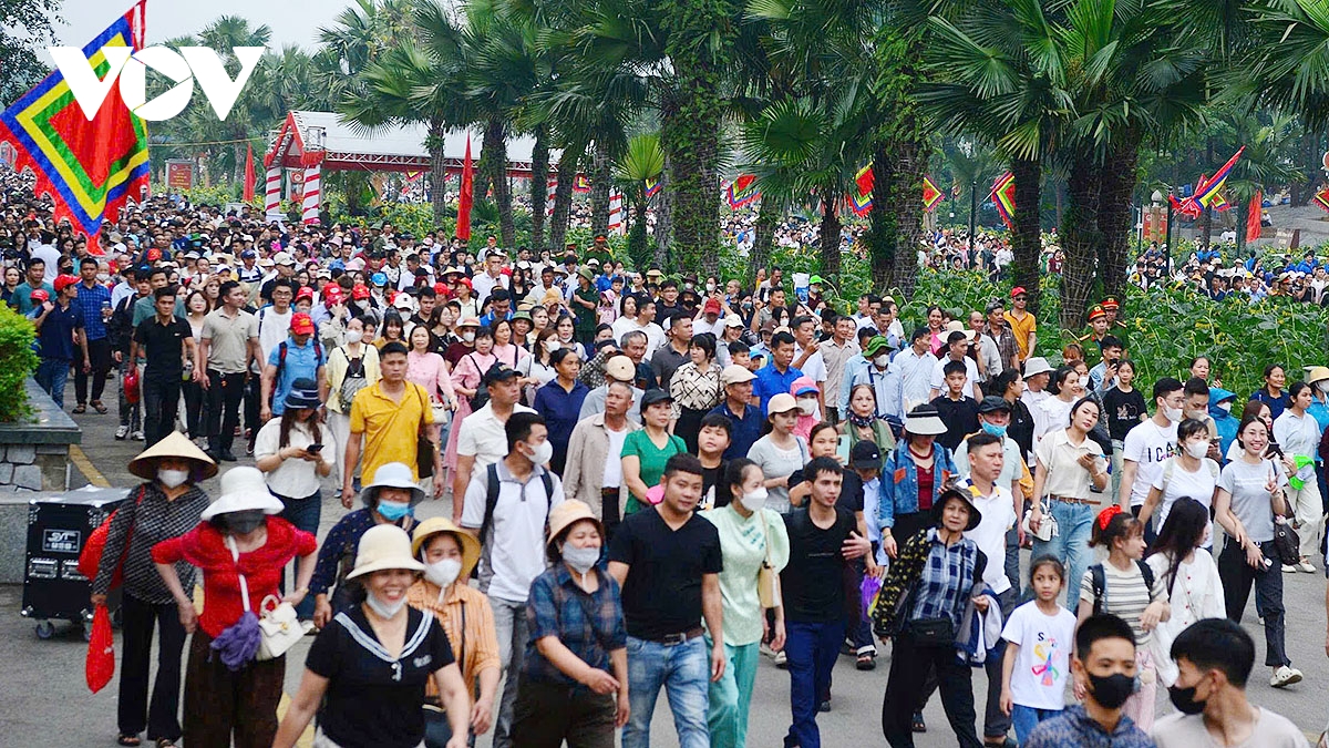 hang van nguoi dan thanh kinh dang huong trong ngay gio to hung vuong hinh anh 1