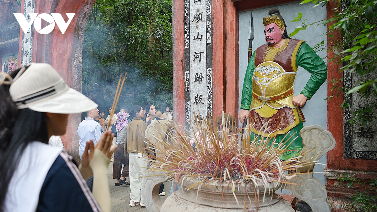 hang van nguoi dan thanh kinh dang huong trong ngay gio to hung vuong hinh anh 10