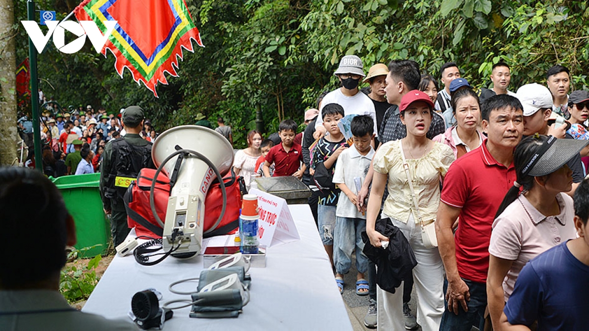 hang van nguoi dan thanh kinh dang huong trong ngay gio to hung vuong hinh anh 6