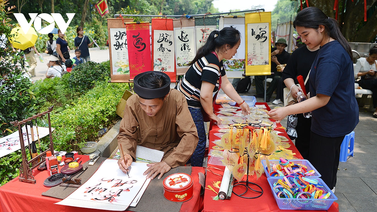 hang van nguoi dan thanh kinh dang huong trong ngay gio to hung vuong hinh anh 14