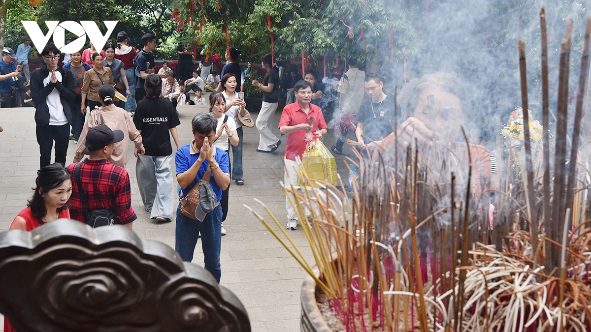 hang van nguoi dan thanh kinh dang huong trong ngay gio to hung vuong hinh anh 11