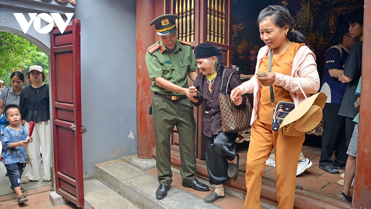 dong nguoi thanh kinh huong len nui nghia linh truoc ngay gio to hung vuong hinh anh 13