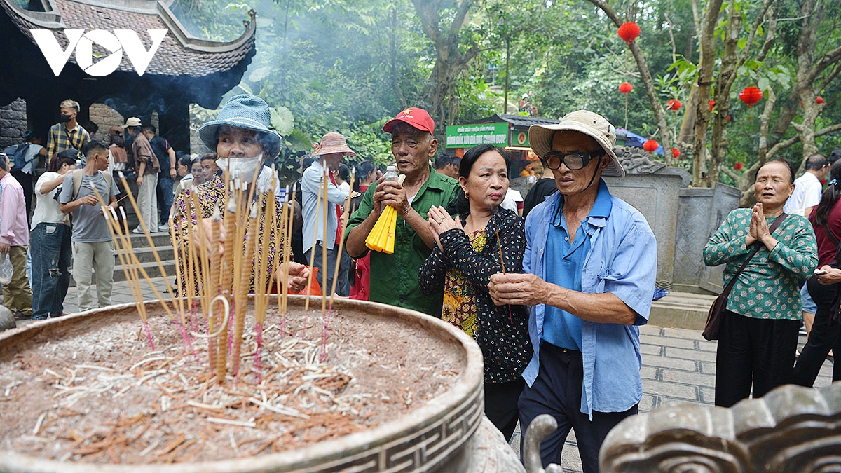 dong nguoi thanh kinh huong len nui nghia linh truoc ngay gio to hung vuong hinh anh 14