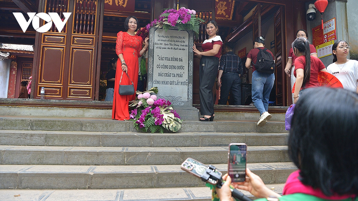 dong nguoi thanh kinh huong len nui nghia linh truoc ngay gio to hung vuong hinh anh 12