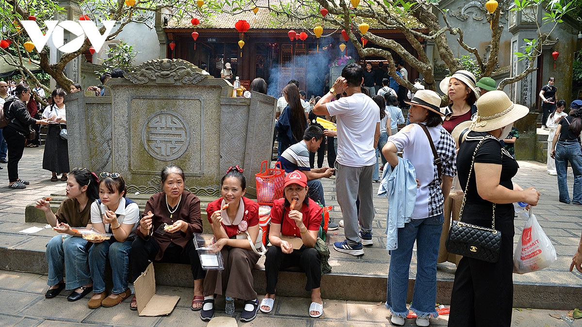 dong nguoi thanh kinh huong len nui nghia linh truoc ngay gio to hung vuong hinh anh 16