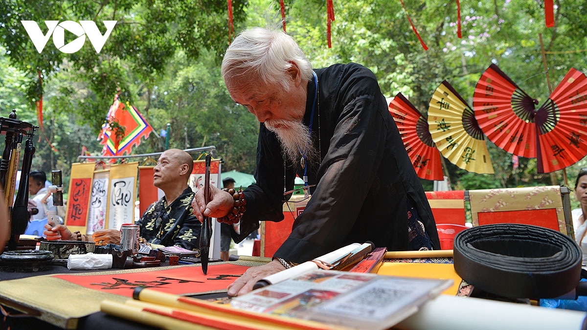 dong nguoi thanh kinh huong len nui nghia linh truoc ngay gio to hung vuong hinh anh 19