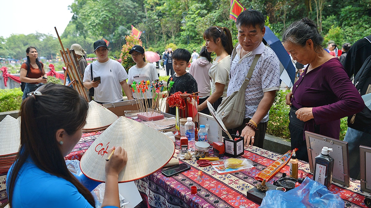 dong nguoi thanh kinh huong len nui nghia linh truoc ngay gio to hung vuong hinh anh 20