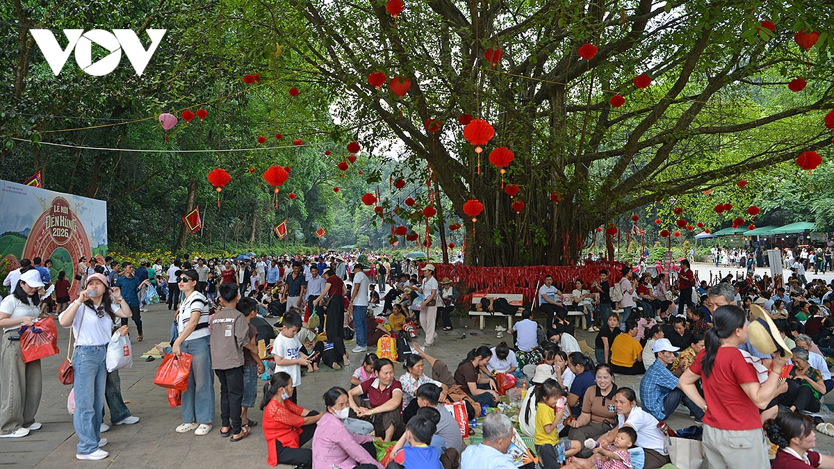 dong nguoi thanh kinh huong len nui nghia linh truoc ngay gio to hung vuong hinh anh 18