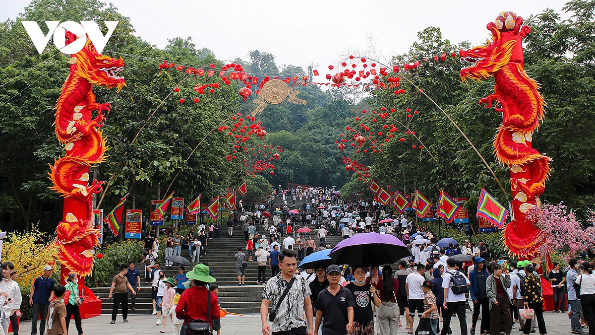 dong nguoi thanh kinh huong len nui nghia linh truoc ngay gio to hung vuong hinh anh 1
