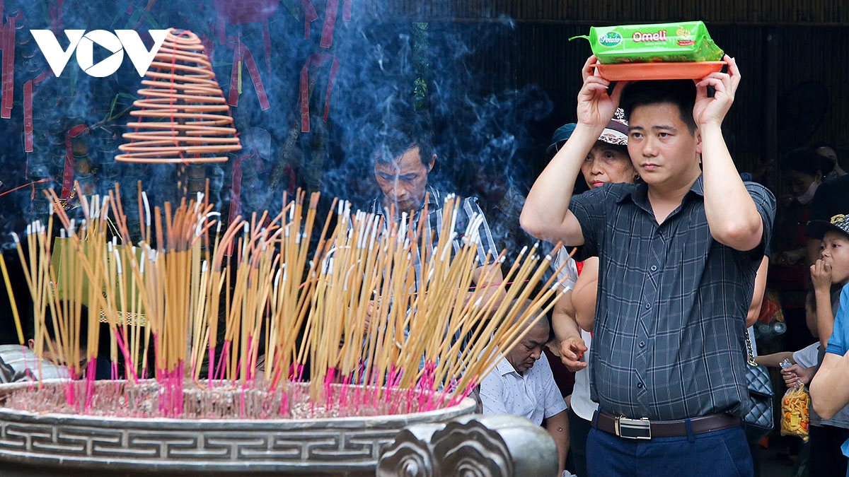 dong nguoi thanh kinh huong len nui nghia linh truoc ngay gio to hung vuong hinh anh 15