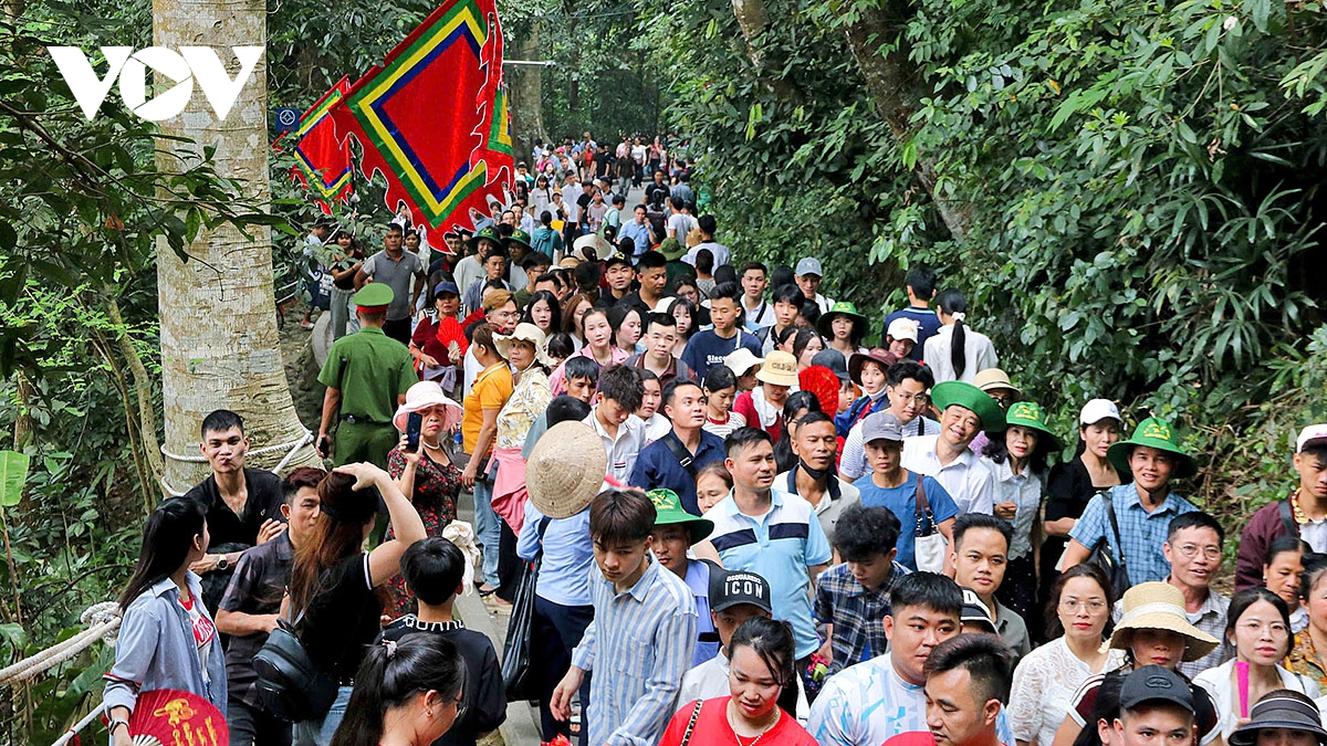dong nguoi thanh kinh huong len nui nghia linh truoc ngay gio to hung vuong hinh anh 3