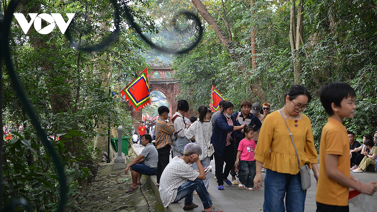 dong nguoi thanh kinh huong len nui nghia linh truoc ngay gio to hung vuong hinh anh 4