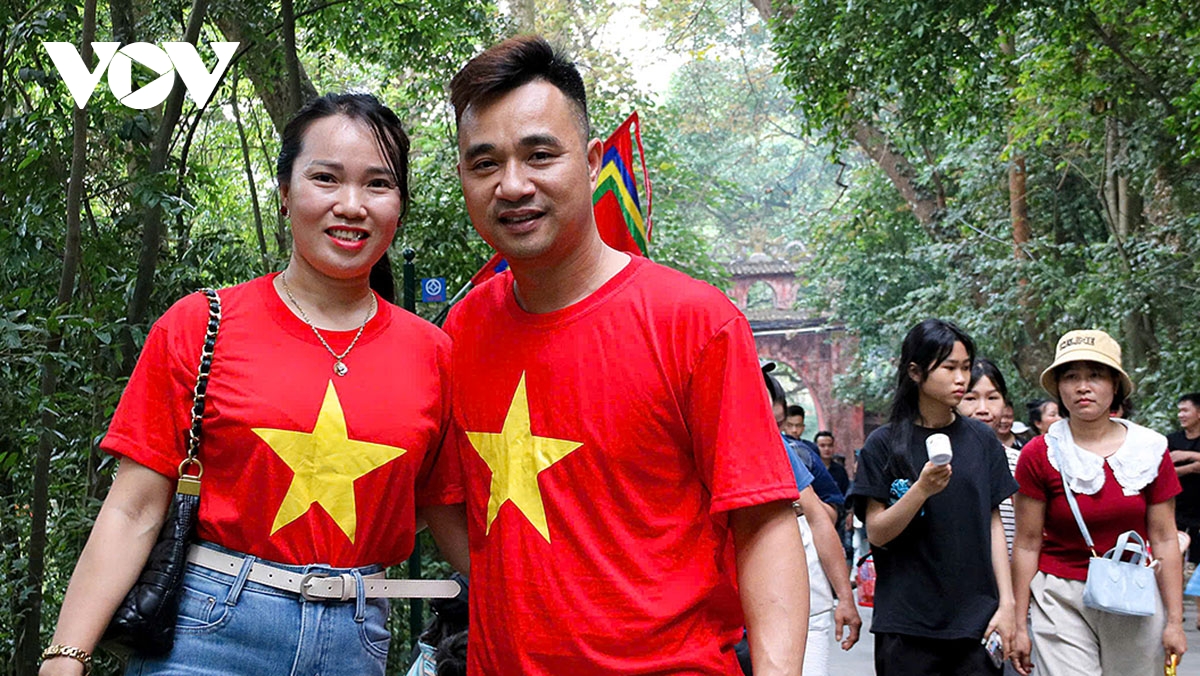 dong nguoi thanh kinh huong len nui nghia linh truoc ngay gio to hung vuong hinh anh 21