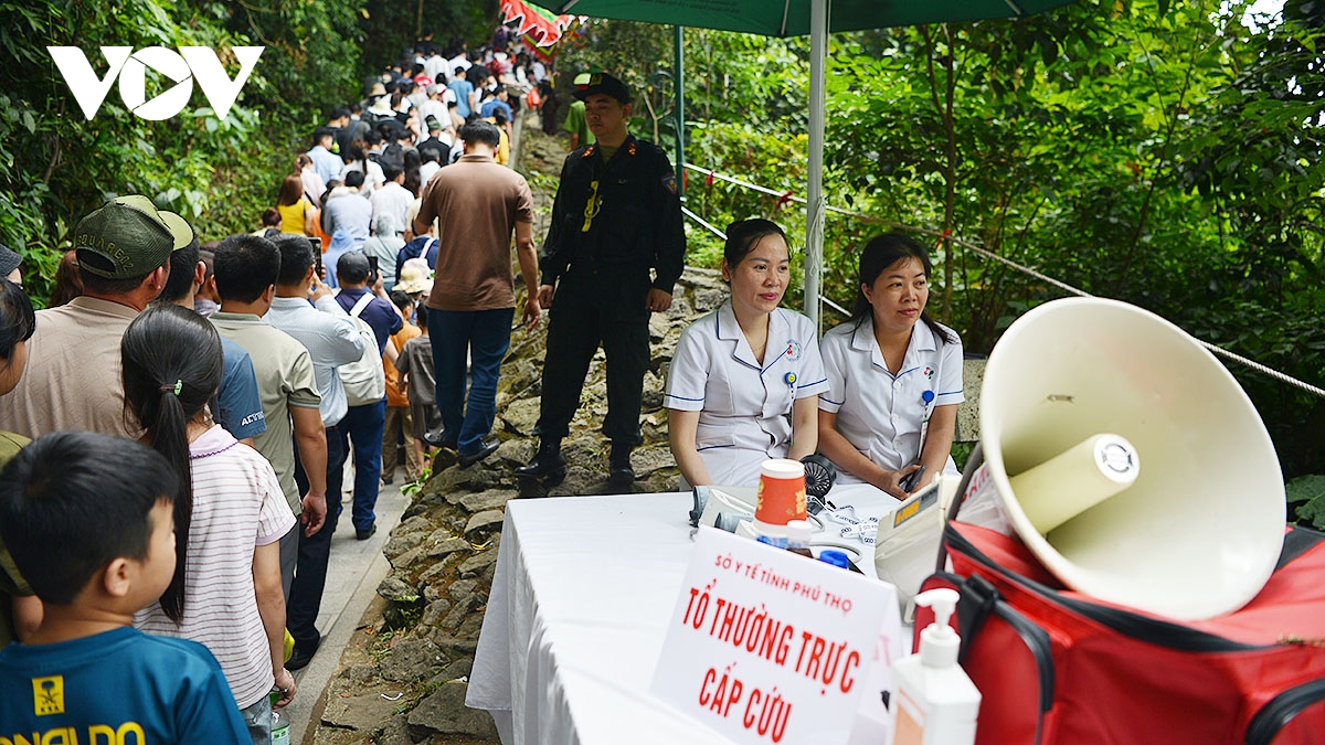 dong nguoi thanh kinh huong len nui nghia linh truoc ngay gio to hung vuong hinh anh 6