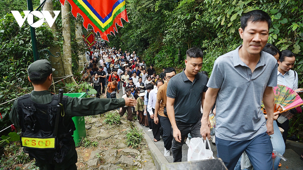 dong nguoi thanh kinh huong len nui nghia linh truoc ngay gio to hung vuong hinh anh 5