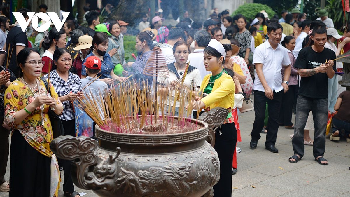 dong nguoi thanh kinh huong len nui nghia linh truoc ngay gio to hung vuong hinh anh 7