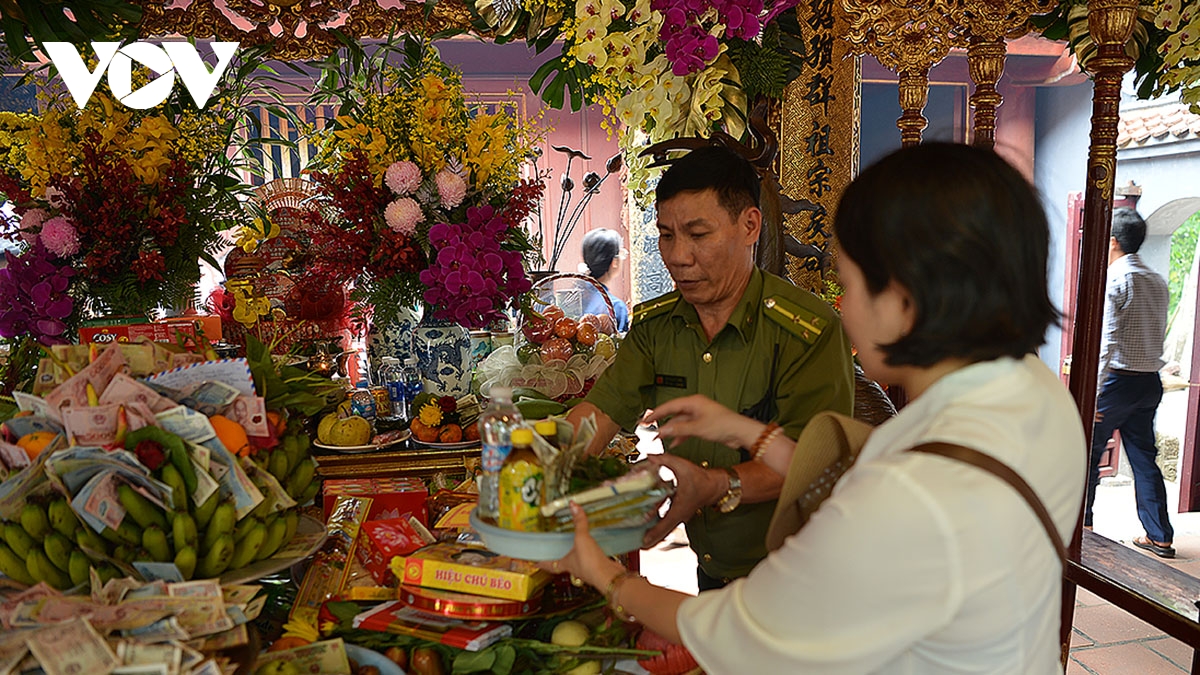 dong nguoi thanh kinh huong len nui nghia linh truoc ngay gio to hung vuong hinh anh 9