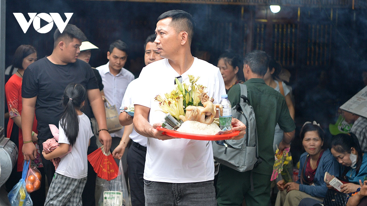 dong nguoi thanh kinh huong len nui nghia linh truoc ngay gio to hung vuong hinh anh 11