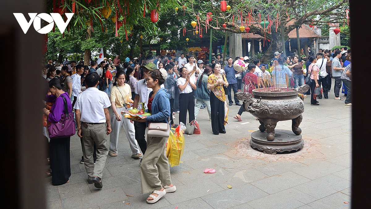 dong nguoi thanh kinh huong len nui nghia linh truoc ngay gio to hung vuong hinh anh 8