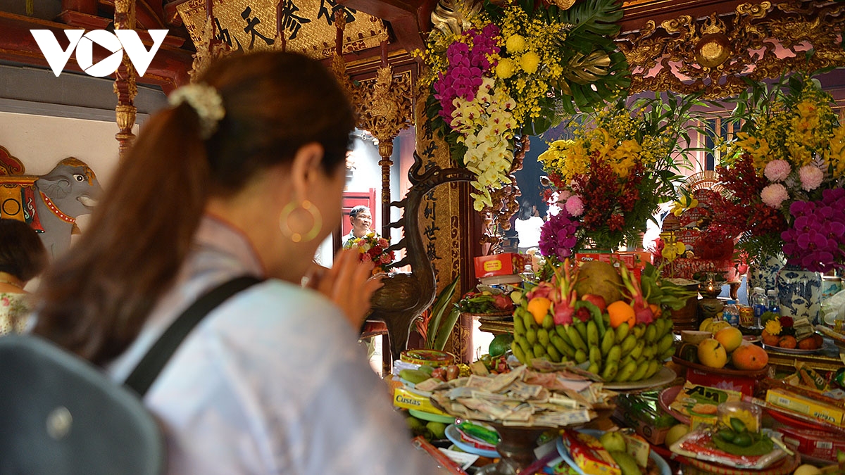dong nguoi thanh kinh huong len nui nghia linh truoc ngay gio to hung vuong hinh anh 10