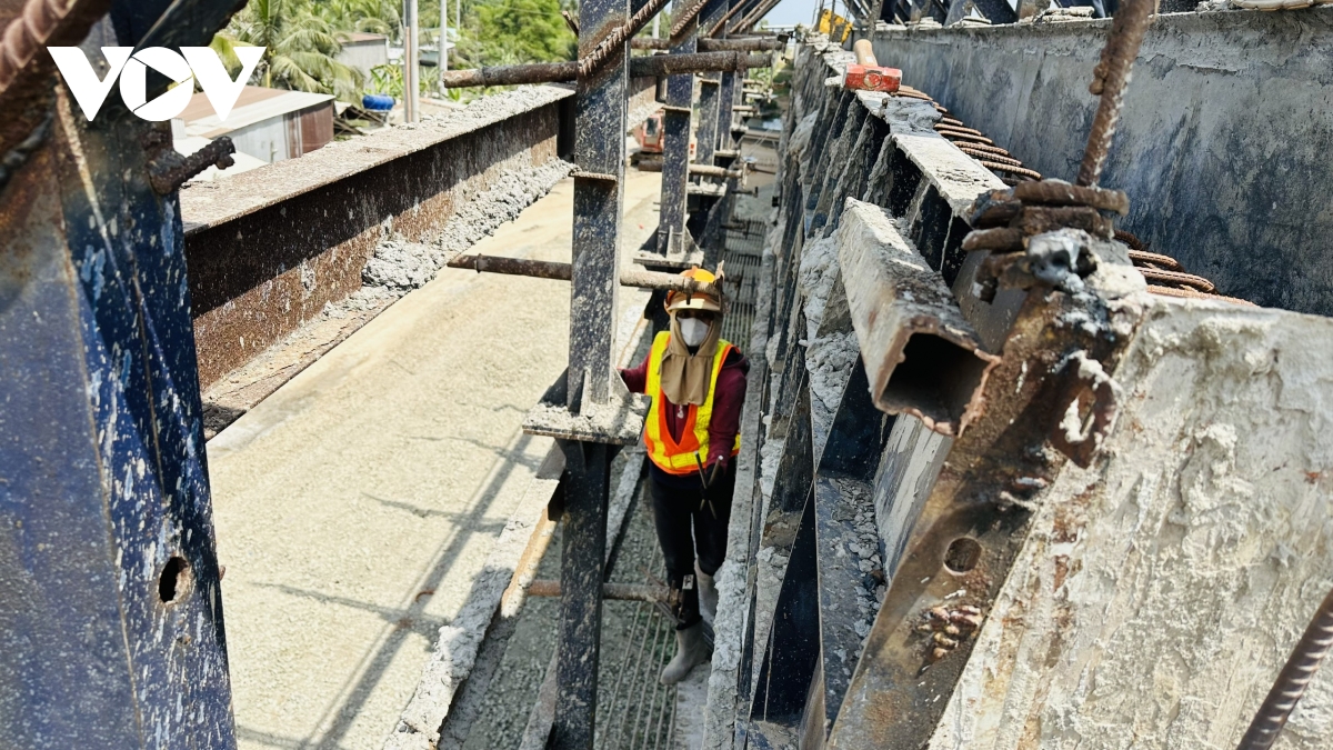 xuyen le tren cong truong cao toc mien tay hinh anh 1