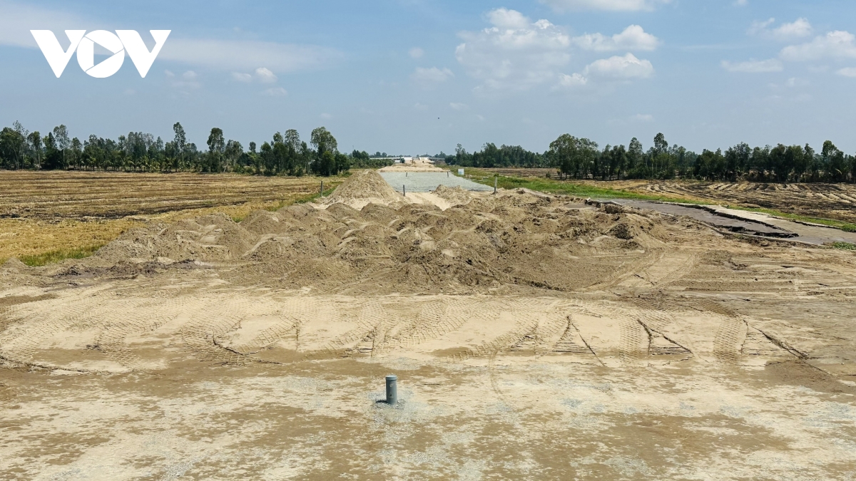 xuyen le tren cong truong cao toc mien tay hinh anh 5