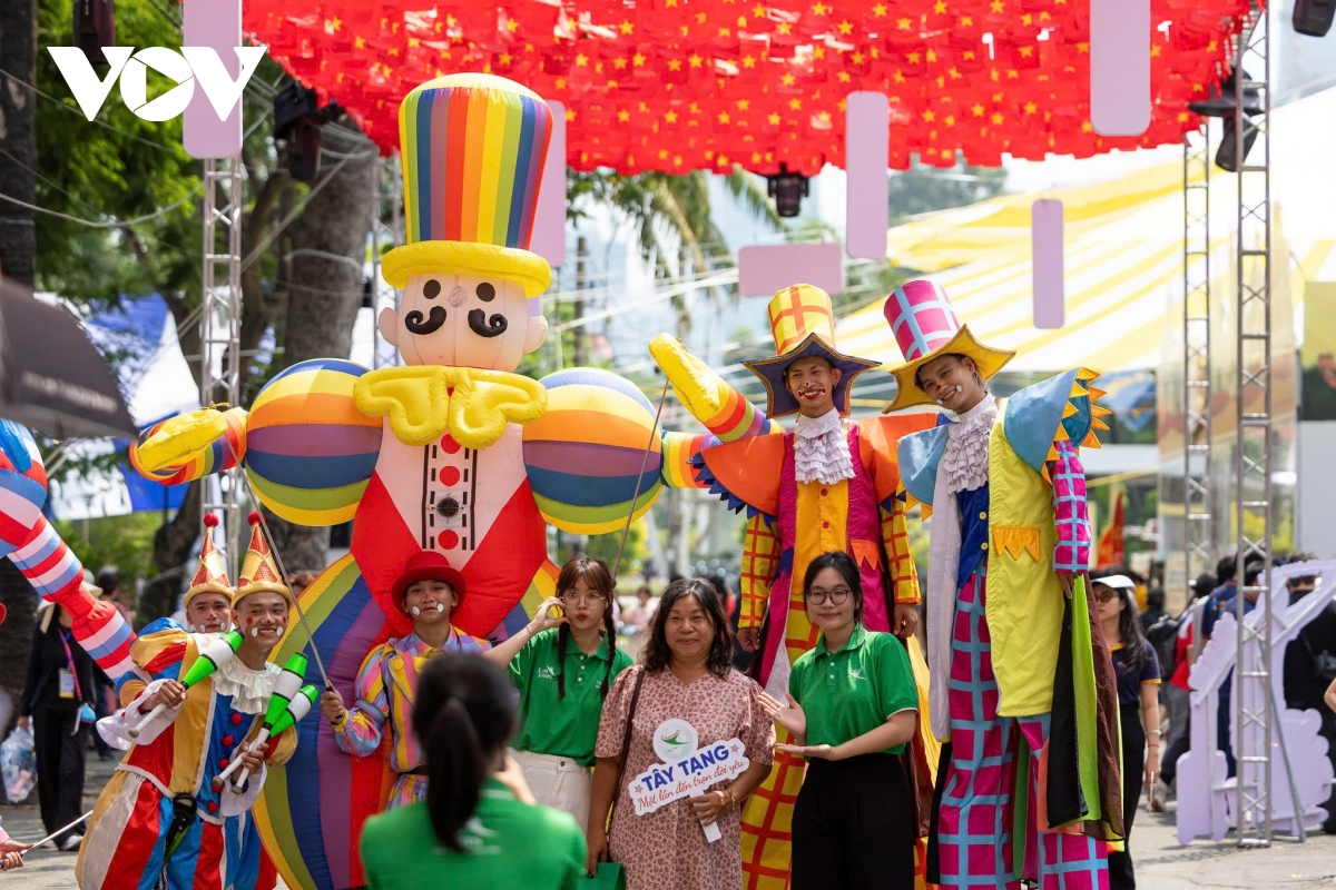 nguoi dan tp.hcm va du khach doi nang san tour du lich he hinh anh 1