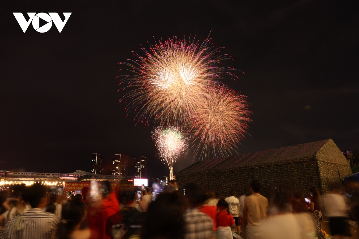 tp.hcm to chuc nhieu hoat dong ky niem 30 4 va 1 5, ban phao hoa tai 8 diem hinh anh 1