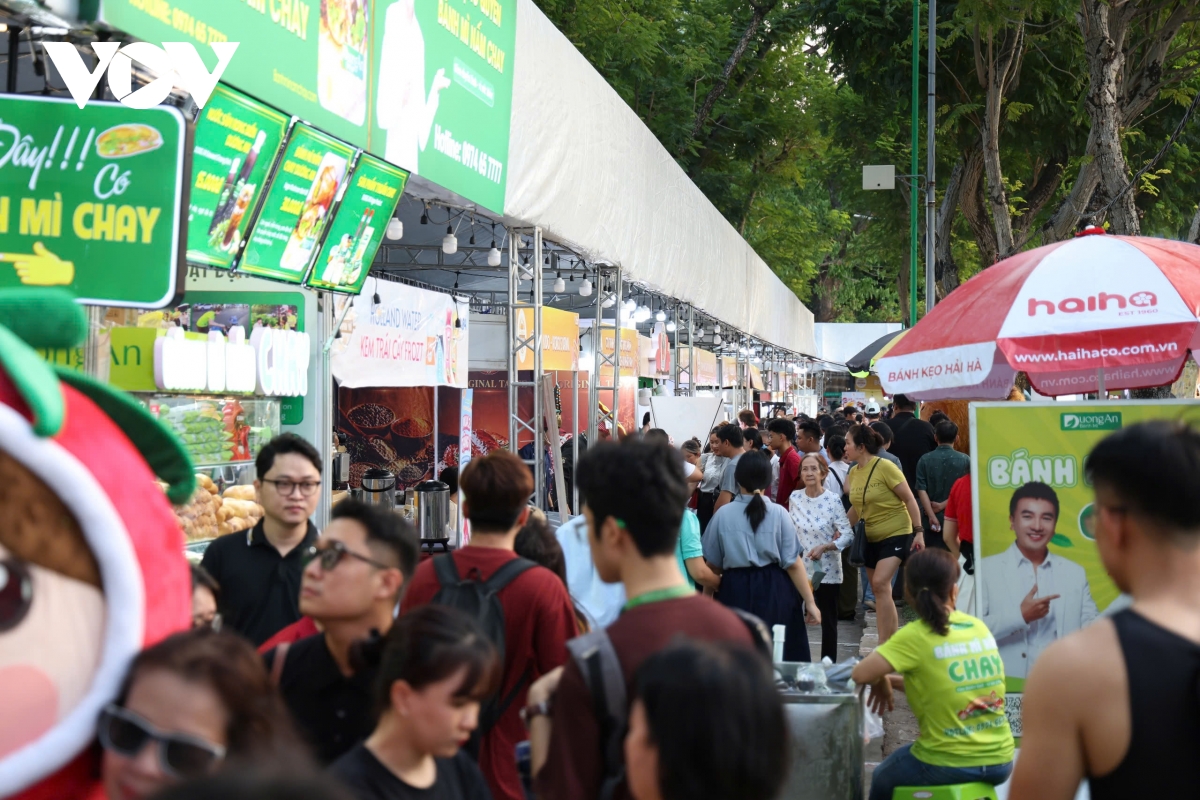 le hoi banh mi tai tp.hcm thu hut nhieu du khach trong va ngoai nuoc hinh anh 2