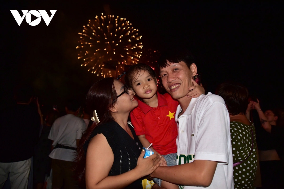 tp.hcm ruc ro dem 30 4, nguoi dan no nuc xem phao hoa hinh anh 3