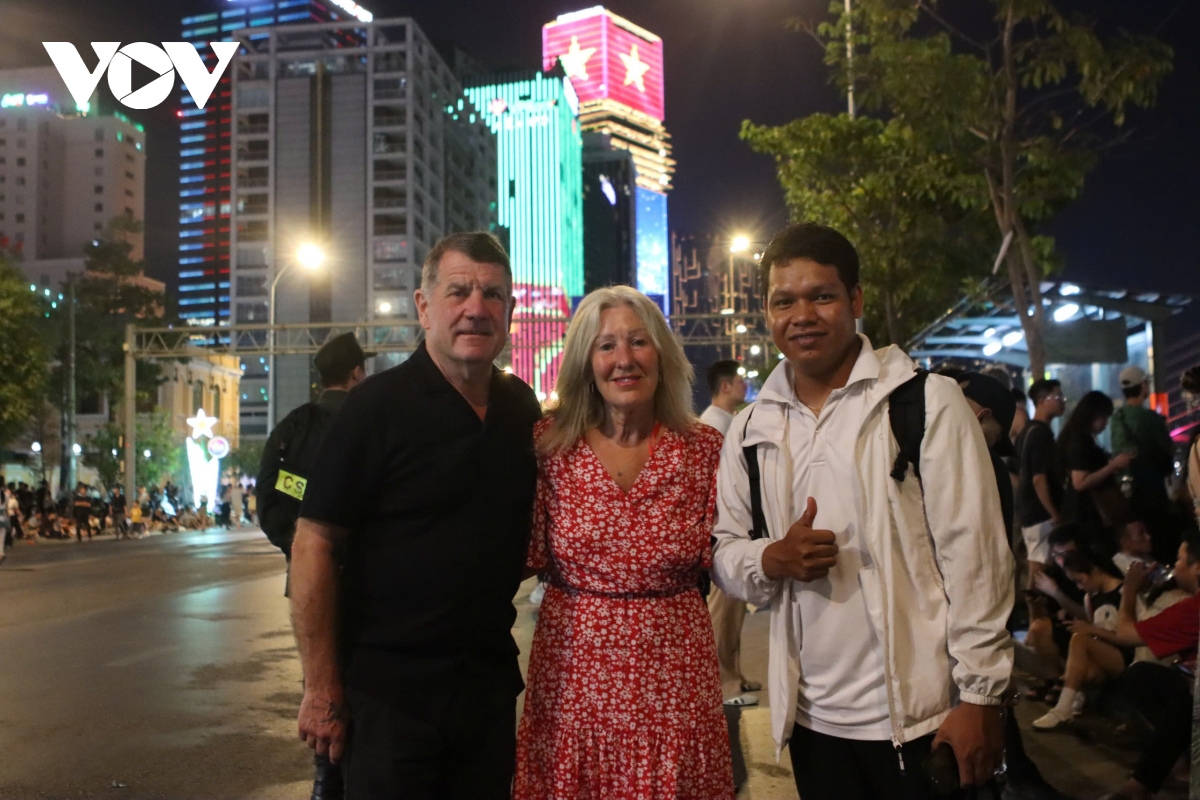 tp.hcm ruc ro dem 30 4, nguoi dan no nuc xem phao hoa hinh anh 5